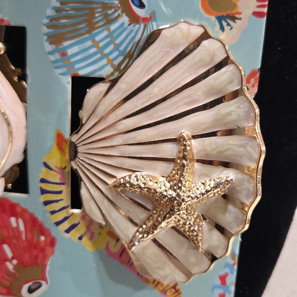 💛🔹Piperk 🔹️Beautiful Metal  Seashell Hair Clip Duo - White and Gold Set Of 2